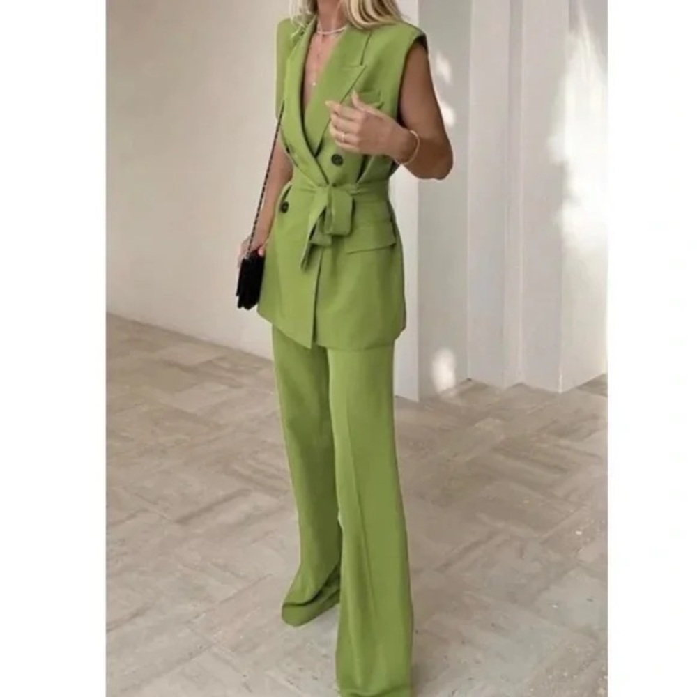 Fifth Avenue Elegant Green Women's Two Piece Suit